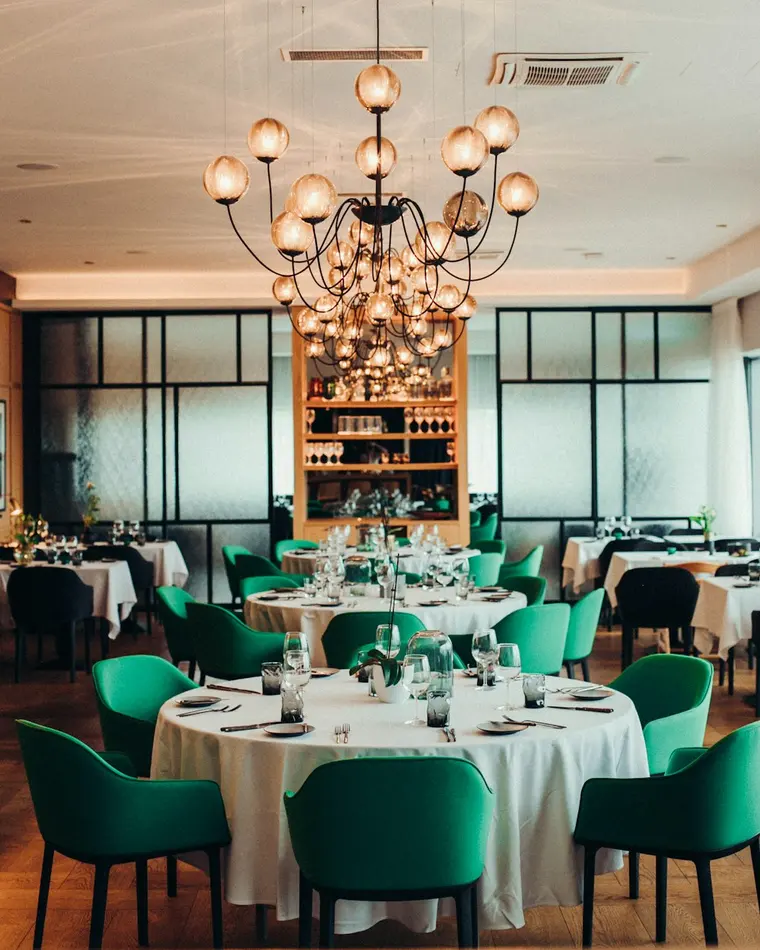 Otelin aydınlık restoran salonu ve yemek masaları