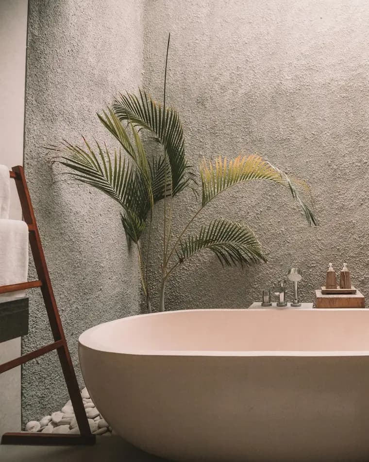 Spa alanında serbest duran küvet ve dinlenme köşesi